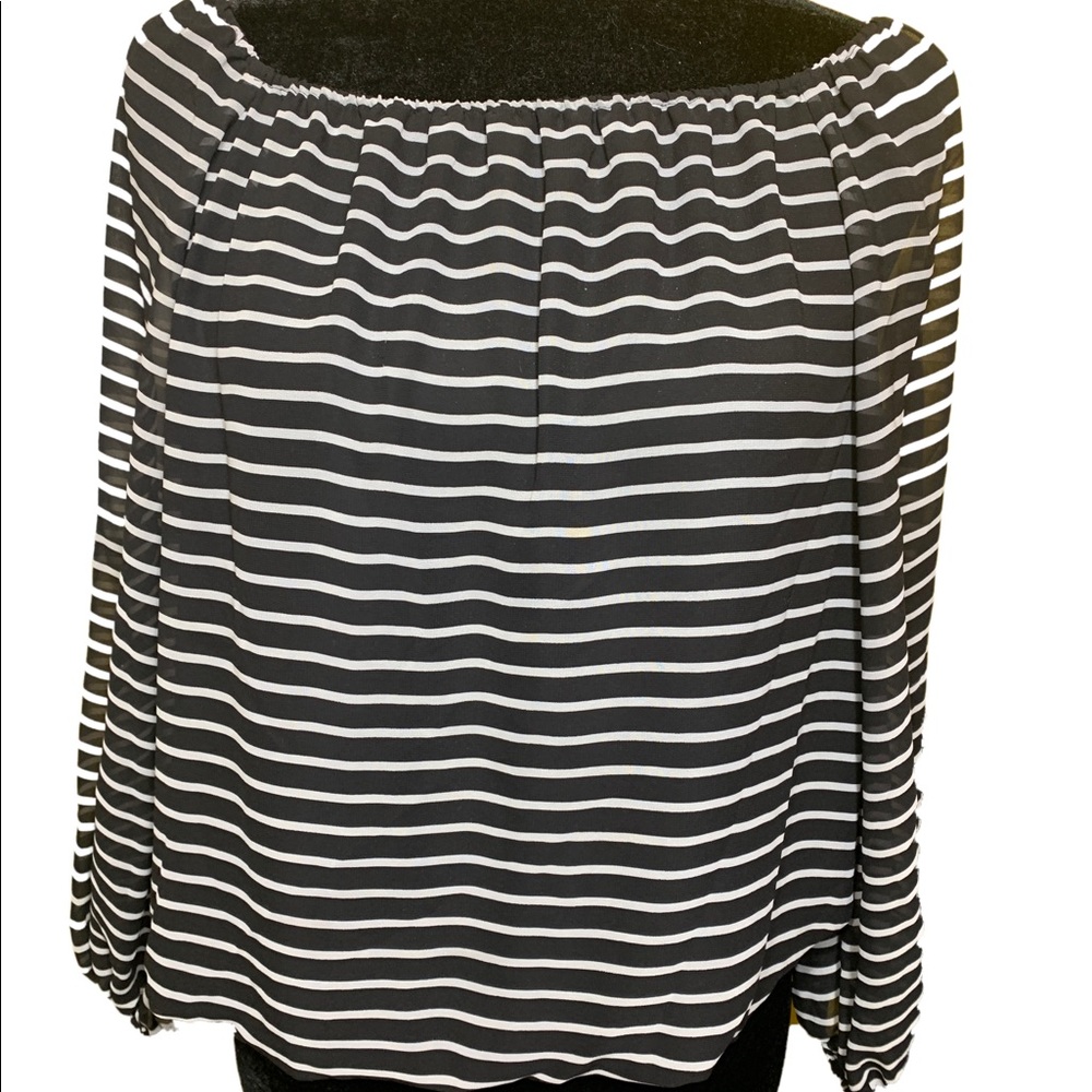 💥2 for $20💥Vince Camuto sheer striped blouse 🔥